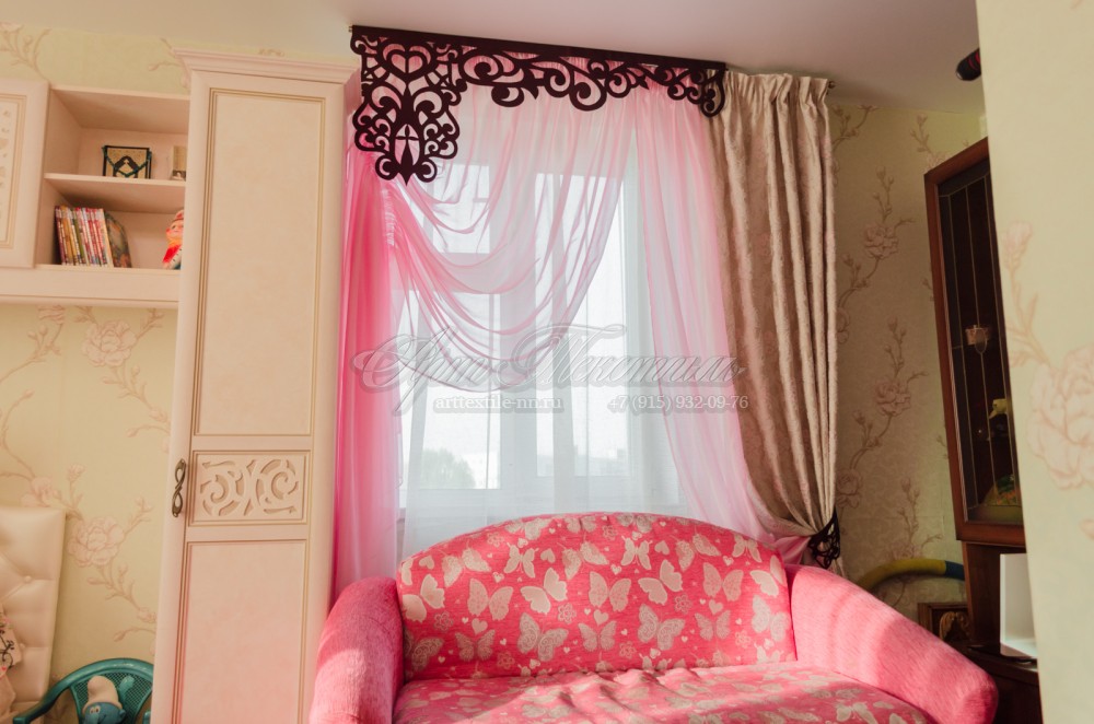 Шторы в детскую комнату розовая тюль, ажурный ламбрекен темно-вишнового цвета и светлая портьера с классическим рисунком