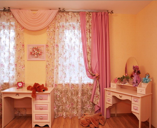 Розовые шторы с ламбрекеном для детской комнаты