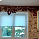 Ажурный ламбрекен с рулонной шторой на кухонном окне
