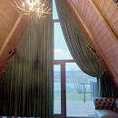 Большое панорамное окно для а-фрейма в изумрудных тонах