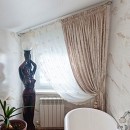 Декоративные лёгкие шторки в ванную комнат загородного дома