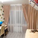 Шторы для детской комнаты бежевого цвета, комната мальчика, мансардное окно