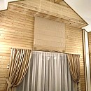 Римская штора с отделкой шнуром и шторы с подхватами