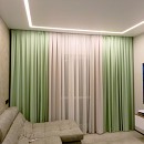 Гостиная с портьерами и тюлем в фисташковых тонах