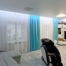 Гостиная в загородном доме. Голубые портьеры и белый тюль