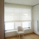 Каскадная римская штора для гардеробной в светлых тонах