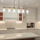 Каскадная римская штора на кухню в классическом стиле и светлых тонах