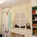 Лёгкая римскаяштора с декоративными элементами в светлых тонах для детской