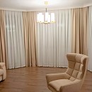 Портьеры и тюль на экрер в гостиную для электрокарниза в светло-коричневых тонах