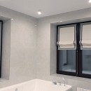 Римские шторы на створки окон в ванную в светлых тонах