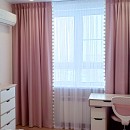 Розовые шторы с пампонами для детской