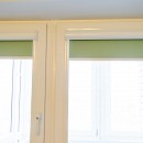 Зелёные рулонные шторы на балконную дверь в детскую