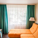 Бирюзовые шторы и накидка на диван цвета "оранж"