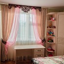 Шторы в детскую комнату розовая тюль, ажурный ламбрекен темно-вишнового цвета и светлая портьера с классическим рисунком, большо