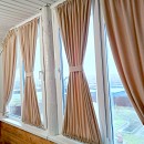 Шторки кафе для балкона в деревянном загородном доме