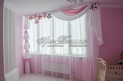 Ламбрекен со свагами и яркими цветами для детской комнаты. Бело-розовый цвет.