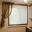 Римская штора в комплекте со шторой на люверсах, для кухни.