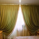Спальная комната в классическом стиле, зеленые шторы+бахрома