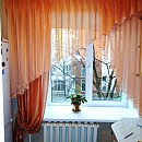 Яркие декоративные шторки на кухню
