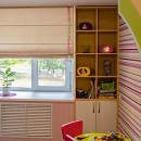 Римская штора для детской комнаты, с атласными лентами.