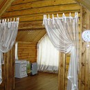Декоративные шторы на завязках в гостиную котеджа