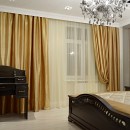 Горчичные шторы для классической спальни
